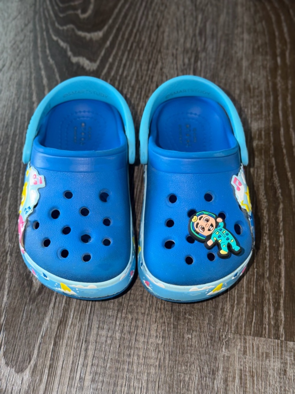 Baby Shark Crocs with CoComelon JJ Jibbitz - Picture 3 of 5